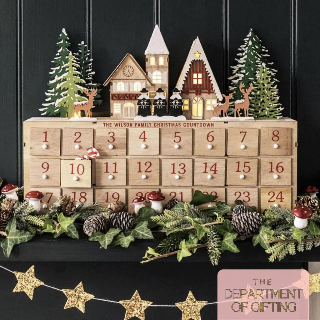 Personalized Red Wooden Light-Up Advent Calendar HG: Festive Winter Scene- Carol singers-adventskalender-Calendrier de l’avent